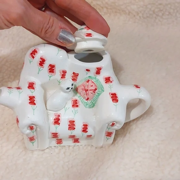 Cardinal, Inc. 1995 Tea-Nee Teapots Cozy Chair w/ Kitty Teapot Collectible - Picture 2 of 4
